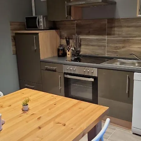 Apartament 4 *