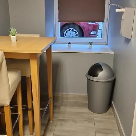 Apartament 4 *